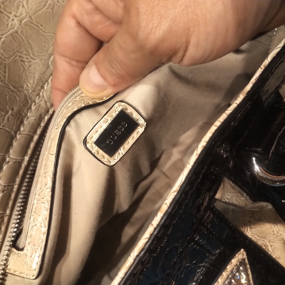 Guess purse - Picture 6 of 8